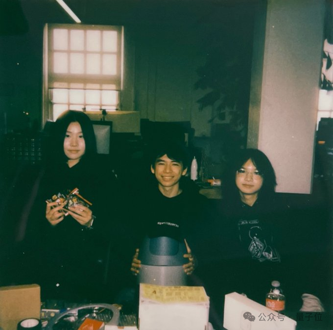 18岁女孩做养老机器人,上线2天卖爆了